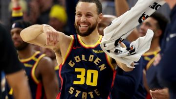 Stephen Curry celebra durante un duelo de la NBA ante Chicago Bulls.