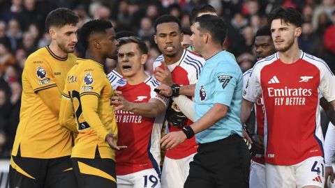 Árbitro Michael Oliver recibe amenazas de muerte por expulsar a jugador en la Premier League