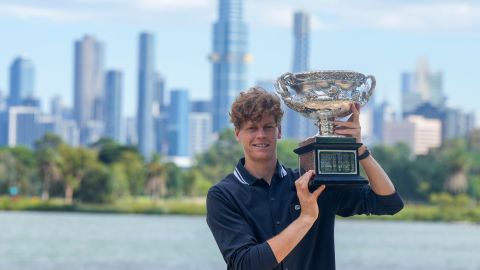 Jannik Sinner celebra con el título del Australian Open.