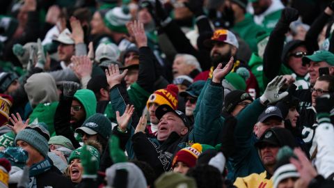 Los aficionados de Eagles invadieron las calles de Philadelphia tras el triunfo de su equipo ante Washington Commanders.