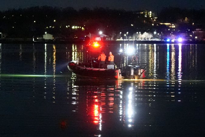 Accidente aéreo en Washington D.C. entre un avión comercial y un helicóptero militar.