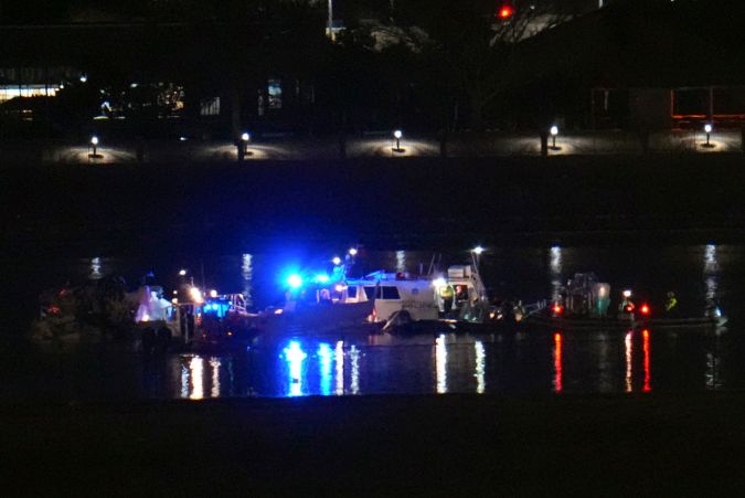 Accidente aéreo en Washington D.C. entre un avión comercial y un helicóptero militar.