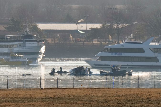 Accidente aéreo en Washington D.C. entre un avión comercial y un helicóptero militar.