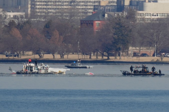 Accidente aéreo en Washington D.C. entre un avión comercial y un helicóptero militar.