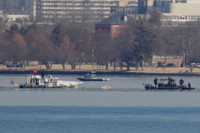 Accidente aéreo en Washington D.C. entre un avión comercial y un helicóptero militar.