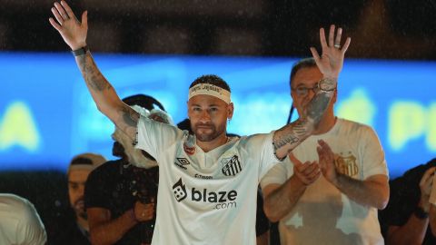 Neymar desata la locura en su espectacular presentación con el Santos