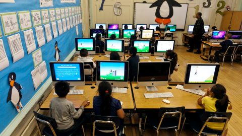 En California, la mayoría de estudiantes que requiere educación bilingüe habla español.