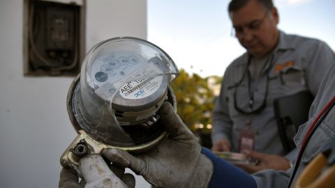 Empleados de la Autoridad de Energía Eléctrica realizan labores en Puerto Rico