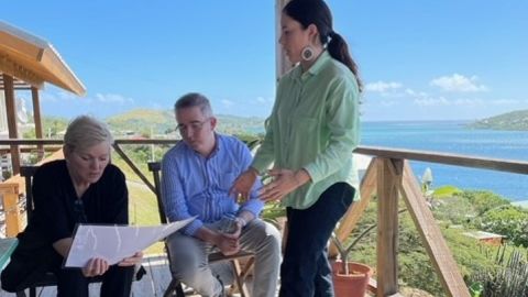 Abimarie Otaño Cruz, de Enviromental Defense Fund junto a a la saliente secretaria de Energía federal, Jennifer Granholm, en Culebra, Puerto Rico.