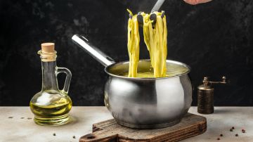 No descartes el agua de la pasta y utilízala en otras preparaciones.