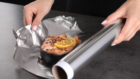 Hay tres tipos de alimentos que debes evitar envolver en papel aluminio al cocinar.