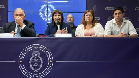 Autoridades de Argentina junto a familiares del gendarme Nahuel Gallo, detenido en Venezuela.