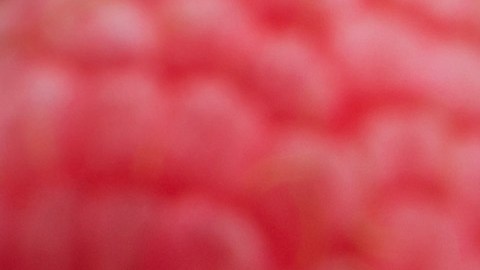 Los frutos rojos contienen melatonina y otros compuestos que ayudan a producirla.