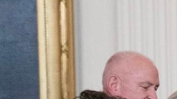 El presidente de Estados Unidos, Joe Biden (C), firma la Ley de Equidad en la Seguridad Social en la Sala Este de la Casa Blanca en Washington, DC, EE.UU., el 05 de enero de 2025.