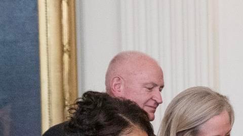 El presidente de Estados Unidos, Joe Biden (C), firma la Ley de Equidad en la Seguridad Social en la Sala Este de la Casa Blanca en Washington, DC, EE.UU., el 05 de enero de 2025.