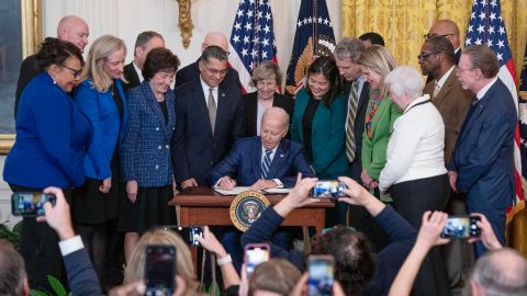 El presidente de Estados Unidos, Joe Biden (C), firma la Ley de Equidad en la Seguridad Social en la Sala Este de la Casa Blanca en Washington, DC, EE.UU., el 05 de enero de 2025.