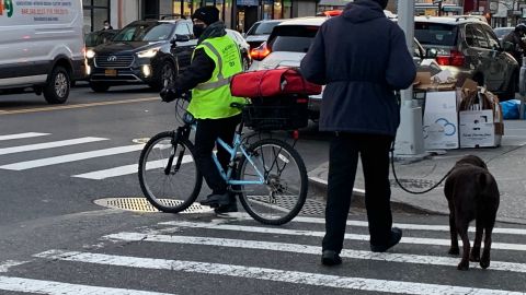 Usuarios de bicicletas eléctricas podrán solicitar la instalación de puntos de cargas en aceras de edificios donde vivan.