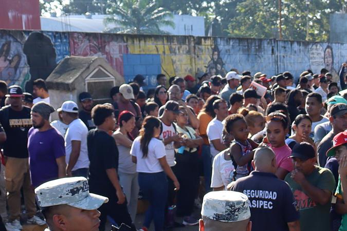 Personal de la Guardia Nacional (GN) bloquea el avance de migrantes a las oficinas de migración este lunes, en el municipio de Tapachula en Chiapas (México).