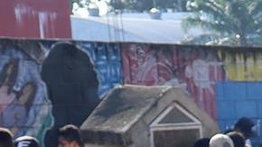 Personal de la Guardia Nacional (GN) bloquea el avance de migrantes a las oficinas de migración este lunes, en el municipio de Tapachula en Chiapas (México).