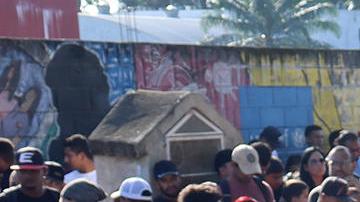 Personal de la Guardia Nacional (GN) bloquea el avance de migrantes a las oficinas de migración este lunes, en el municipio de Tapachula en Chiapas (México).