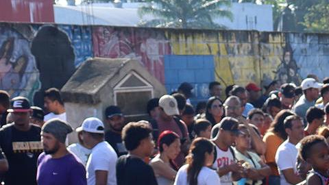 Personal de la Guardia Nacional (GN) bloquea el avance de migrantes a las oficinas de migración este lunes, en el municipio de Tapachula en Chiapas (México).