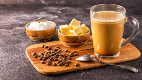 Beber una taza de café con mantequilla ecológica ayuda a acelerar el metabolismo, según una experta.