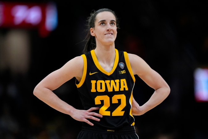 La base de Iowa Caitlin Clark se encuentra en la cancha durante la segunda mitad del partido por el campeonato de baloncesto universitario de la Final Four contra Carolina del Sur.