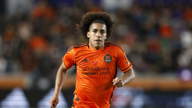 El mediocampista del Houston Dynamo, Adalberto Carrasquilla (20), durante un partido de fútbol de la MLS, el sábado 24 de febrero de 2024, en Houston. (Foto AP/Matt Patterson)