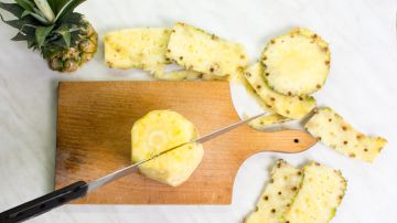 Aprovecha las cáscaras de la piña para hacer recetas.