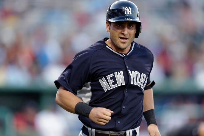 El receptor de los Yankees de Nueva York, Francisco Cervelli, a la derecha, trota hacia el dugout después de su jonrón solitario en la segunda entrada de un partido de exhibición de béisbol contra los Medias Rojas de Boston en Fort Myers, Florida, el jueves 20 de marzo de 2014. (Foto AP/Gerald Herbert)