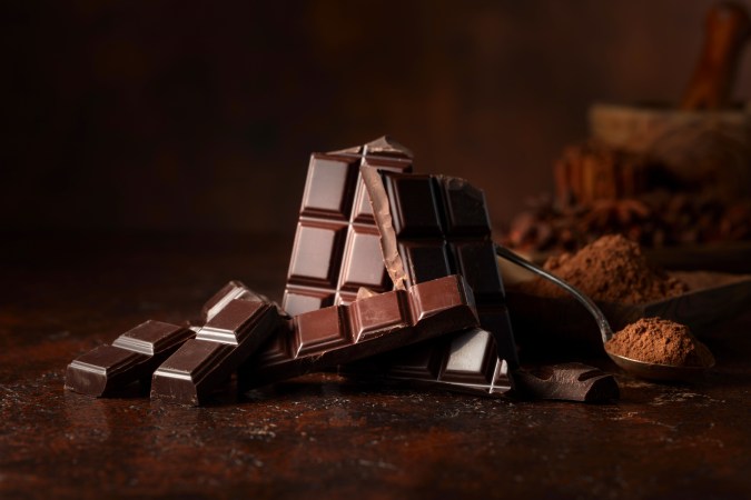 El chocolate negro tiene buenos beneficios para las personas.