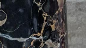 La vicepresidenta Kamala Harris estrecha la mano del presidente de la Cámara de Representantes, Mike Johnson, en la cámara del Capitolio de Estados Unidos, mientras los legisladores se reúnen para certificar la victoria electoral del presidente electo Trump en Washington, DC, EE.UU., el 06 de enero de 2025.