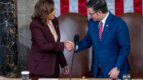 La vicepresidenta Kamala Harris estrecha la mano del presidente de la Cámara de Representantes, Mike Johnson, en la cámara del Capitolio de Estados Unidos, mientras los legisladores se reúnen para certificar la victoria electoral del presidente electo Trump en Washington, DC, EE.UU., el 06 de enero de 2025.