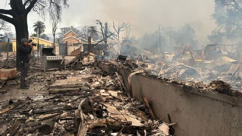 Fotografía cedida por Benjamín Domínguez Guevara donde se muestran las cenizas de la casa alquilada por la familia en Altadena, California (EE.UU.).