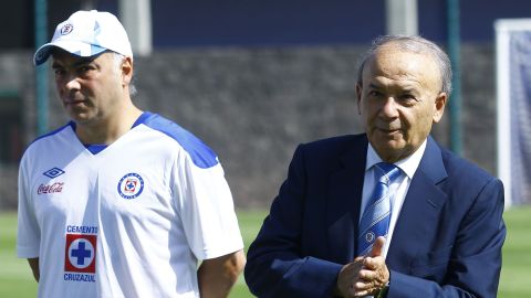 Expresidente de Cruz Azul, Guillermo Álvarez Cuevas (der,).