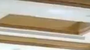 Captura de fotograma tomada de un vídeo de un dron publicado por el Departamento de Policía Metropolitana de Las Vegas (LVMPD) el 2 de enero de 2025 muestra los restos de un Tesla Cybertruck que explotó frente al Hotel Trump en Las Vegas.