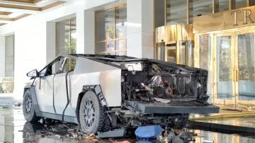 Captura de fotograma tomada de un vídeo de un dron publicado por el Departamento de Policía Metropolitana de Las Vegas (LVMPD) el 2 de enero de 2025 muestra los restos de un Tesla Cybertruck que explotó frente al Hotel Trump en Las Vegas.