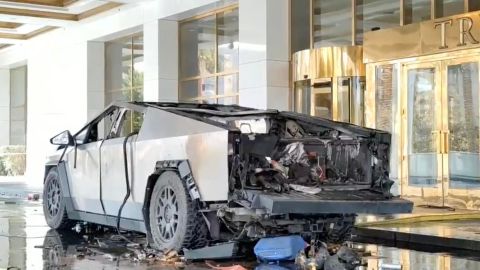 Captura de fotograma tomada de un vídeo de un dron publicado por el Departamento de Policía Metropolitana de Las Vegas (LVMPD) el 2 de enero de 2025 muestra los restos de un Tesla Cybertruck que explotó frente al Hotel Trump en Las Vegas.