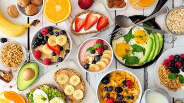 Un desayuno nutritivo debe incluir proteínas, grasas saludables y carbohidratos complejos