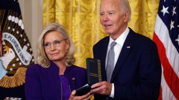 Liz Cheney recibió una ovación de pie cuando le fue entregada la medalla.