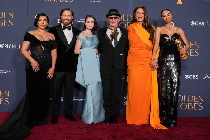 Adriana Paz, Edgar Ramirez, Selena Gomez, Jacques Audiard, Karla Sofia Gascon y Zoe Saldaña en los Golden Globes 2025.