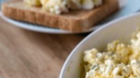Ensalada de huevo con Tajín para realzar los sabores.