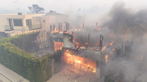 El hogar de la pareja de celebridades, Leighton Meester y Adam Brody, ha sido devastado por los incendios forestales que azotan la zona de Pacific Palisades en California. Las autoridades continúan trabajando para controlar las llamas, mientras los residentes enfrentan los daños materiales y las pérdidas.