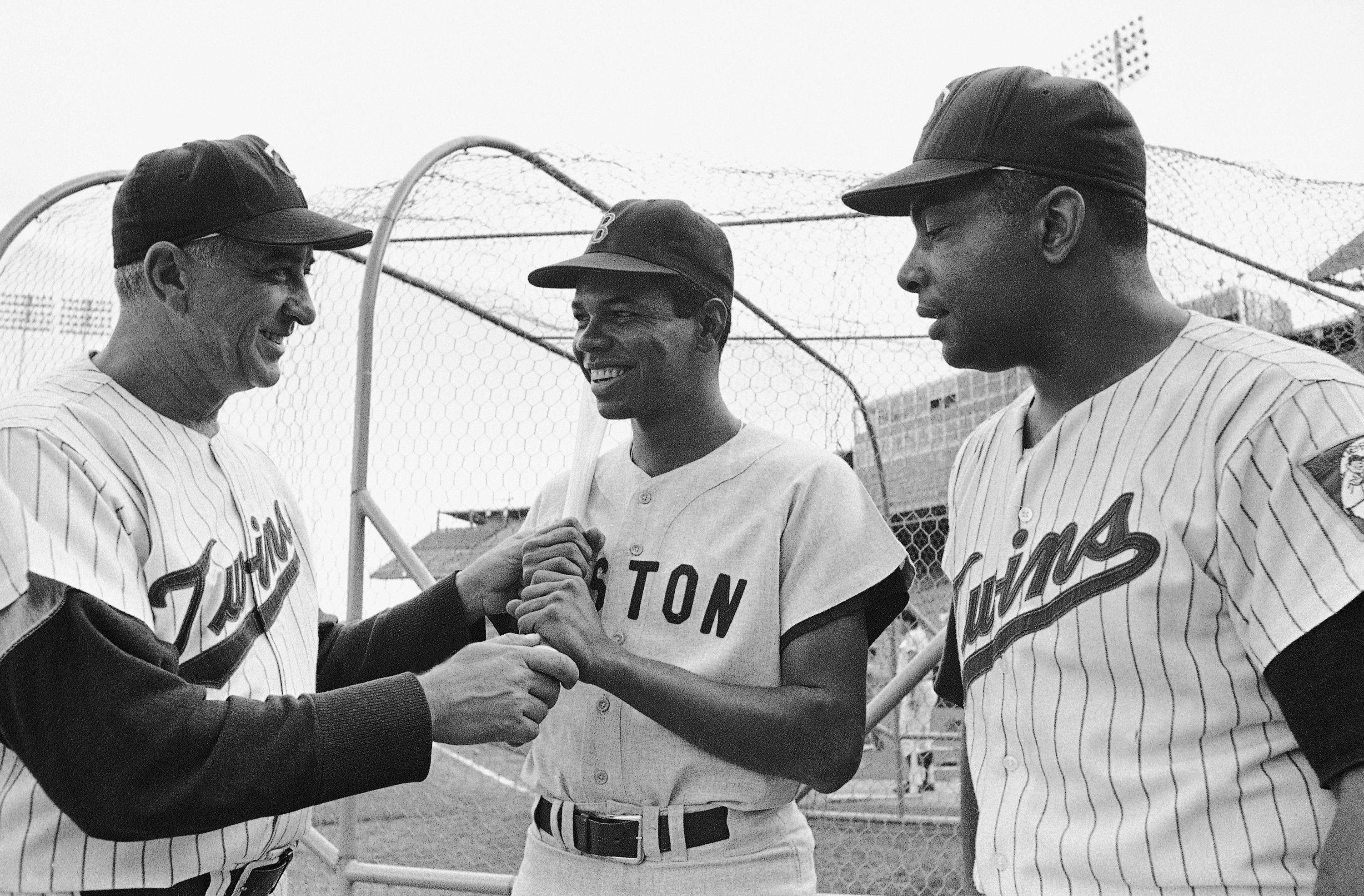 El manager de los Mellizos de Minnesota, Sam Mele (izquierda), entrenador del equipo All-Stars de la Liga Americana, da instrucciones de bateo en tono de broma a dos de sus jugadores, Felix Mantilla (centro), de Boston, y Earl Battey, de Minnesota, antes del partido de anoche en las Twin Cities.