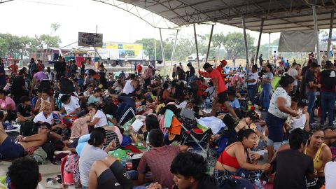 Migrantes permanecen en un campamento improvisado este miércoles, en el municipio de Tapachula en Chiapas (México).