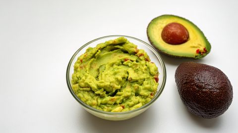 El guacamole puede ser más picante o ácido de acuerdo al gusto de quien lo va a consumir.