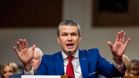 El candidato a secretario de Defensa de Estados Unidos, Pete Hegseth, durante su audiencia de confirmación ante el Comité de Servicios Armados del Senado en el edificio Dirksen de oficinas del Senado en Washington, DC, EE.UU., el 14 de enero de 2025.