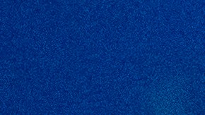 Agentes del Servicio de Inmigración y Control de Aduanas de Estados Unidos utilizan una cadena para sujetar de manera más cómoda a una persona detenida con esposas colocadas al frente, el lunes 27 de enero de 2025, en Silver Spring, Maryland.