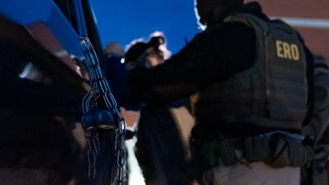Agentes del Servicio de Inmigración y Control de Aduanas de Estados Unidos utilizan una cadena para sujetar de manera más cómoda a una persona detenida con esposas colocadas al frente, el lunes 27 de enero de 2025, en Silver Spring, Maryland.