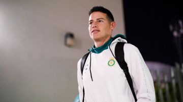 James Rodríguez recibe una camioneta Mazda tras su llegada al Club León.